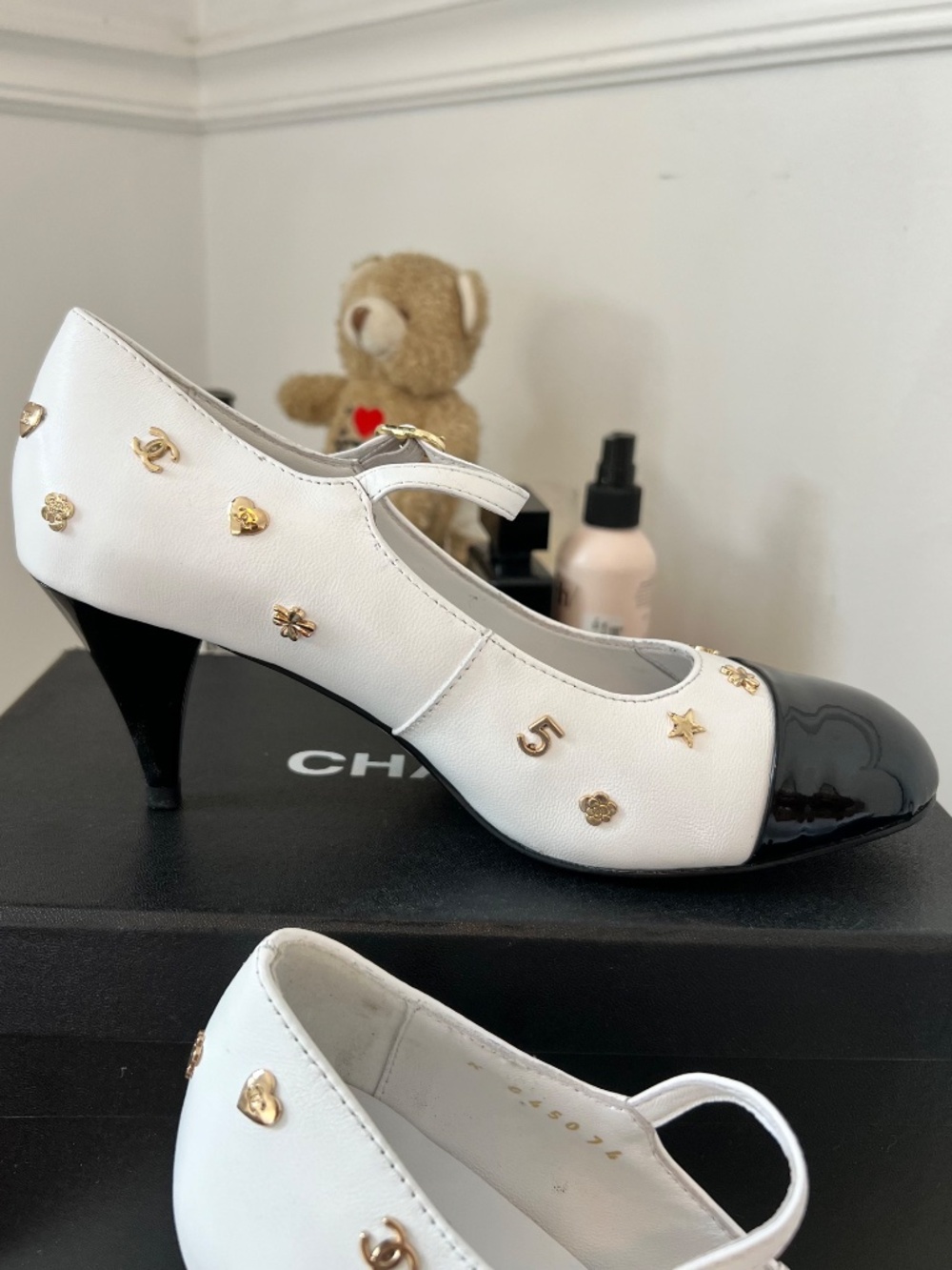 Chanel Patent Cap Toe Charms Mary Jane Pumps SZ 38 - Picture 5 of 10